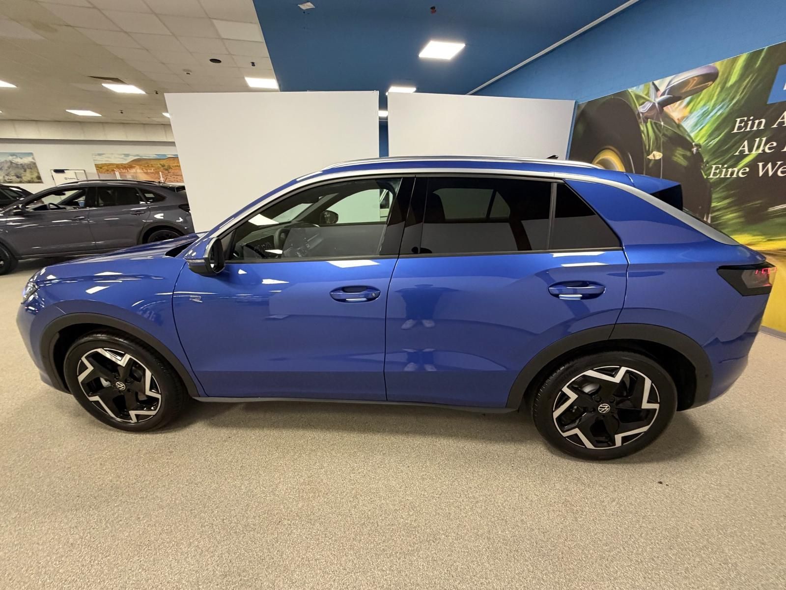 Fahrzeugabbildung Volkswagen T-Roc 1.5 eTSI DSG R-Line+AHK+ACC+TOTWINKEL+RFK+