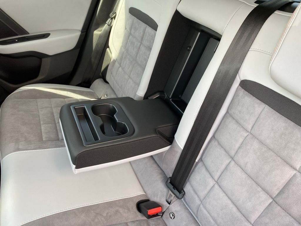 Fahrzeugabbildung Citroën C4 Hybrid 145 Automatik MAX *Winter-Pak*Alcantar