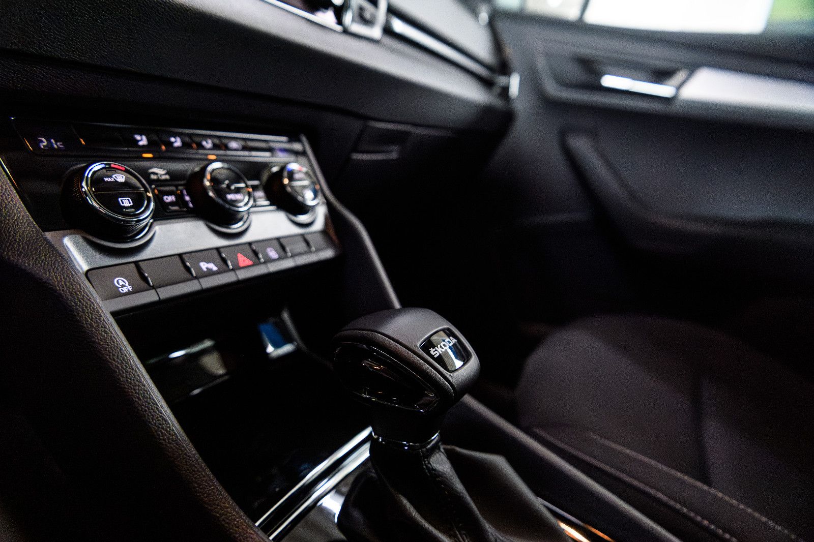Fahrzeugabbildung SKODA Karoq Ambition 1.5 TSI DSG LED+ACC+KAM