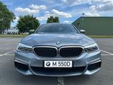 BMW M550d xDrive*HEAD-UP*Glasd.. - blaue BMW M550