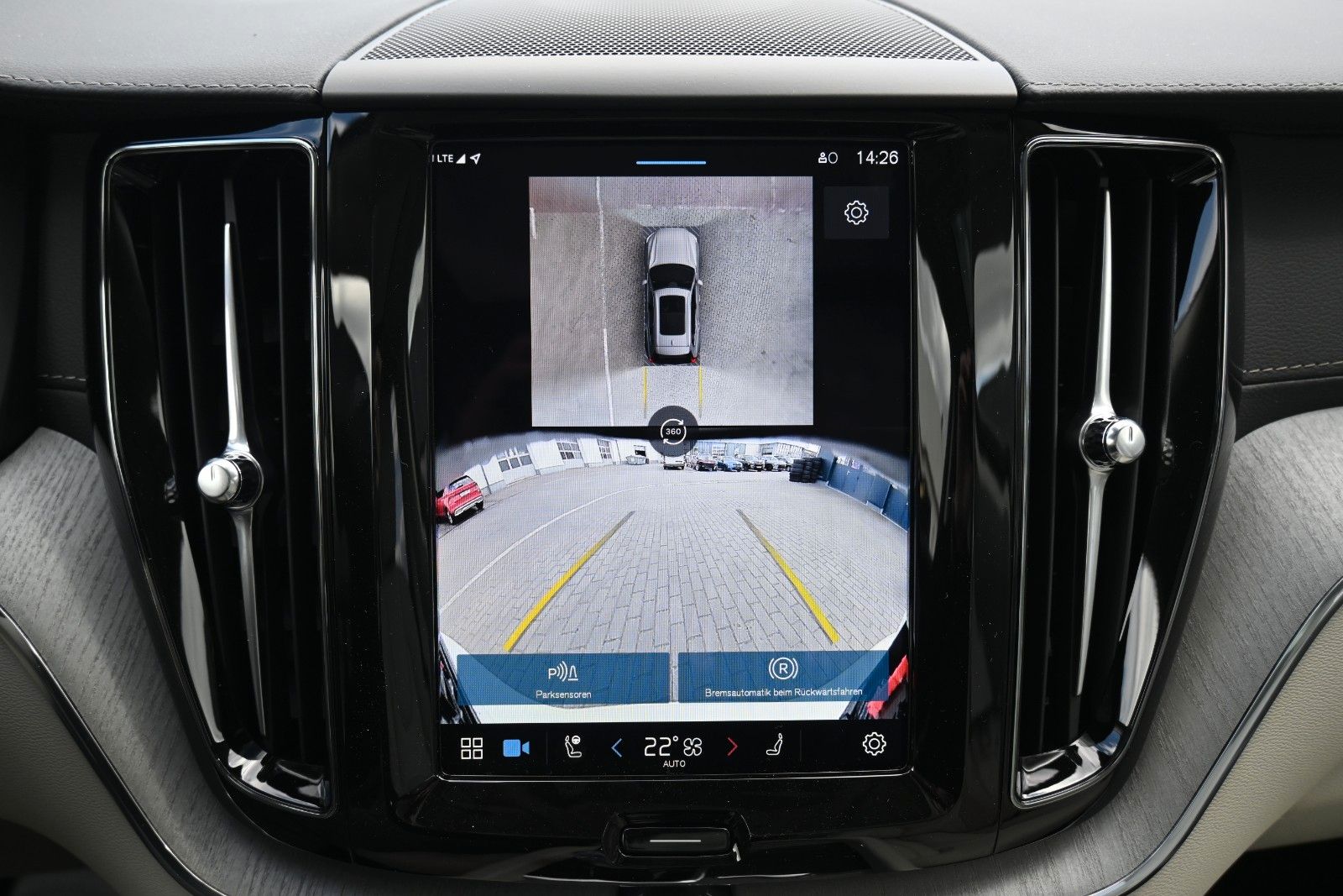 Fahrzeugabbildung Volvo XC60 B5 AWD Ultra Dark*LUFT*360°*ACC*B&W*AHK