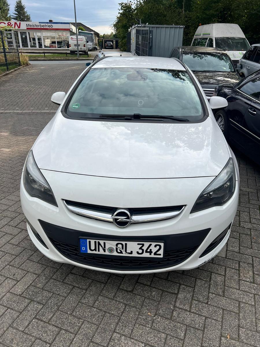 Opel Astra 2015 — rear view