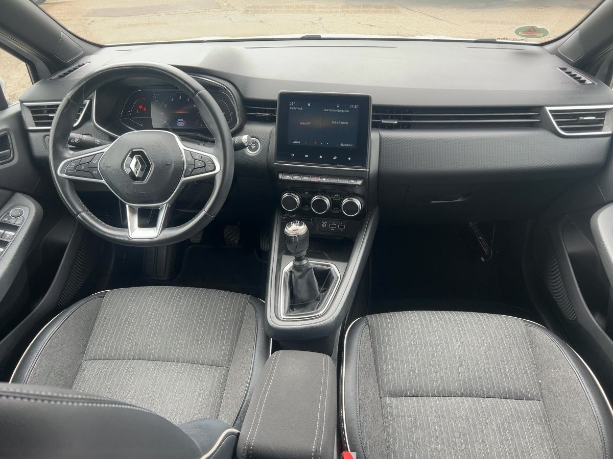 Fahrzeugabbildung Renault Clio TCe 140 Intens Navi Kamera SHZ - mit KI generiert/bearbeitet