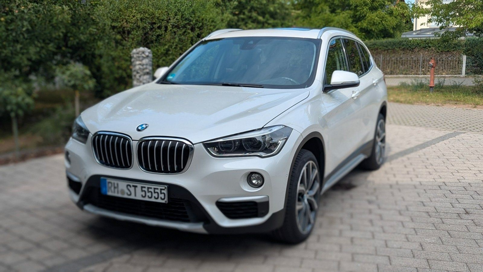 BMW BMW X1 mit Anhängerkupplung und Panoramasc...