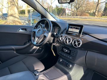 Fahrzeugabbildung Mercedes-Benz B 180 CDI SportsTourer*Tempomat*Navi*Bi-Xenon*