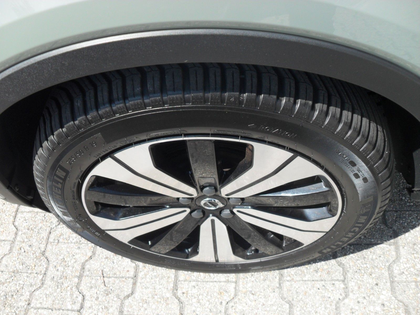 Fahrzeugabbildung Volvo XC 40 Plus Recharge Pure Electric 2WD |AHK | LED