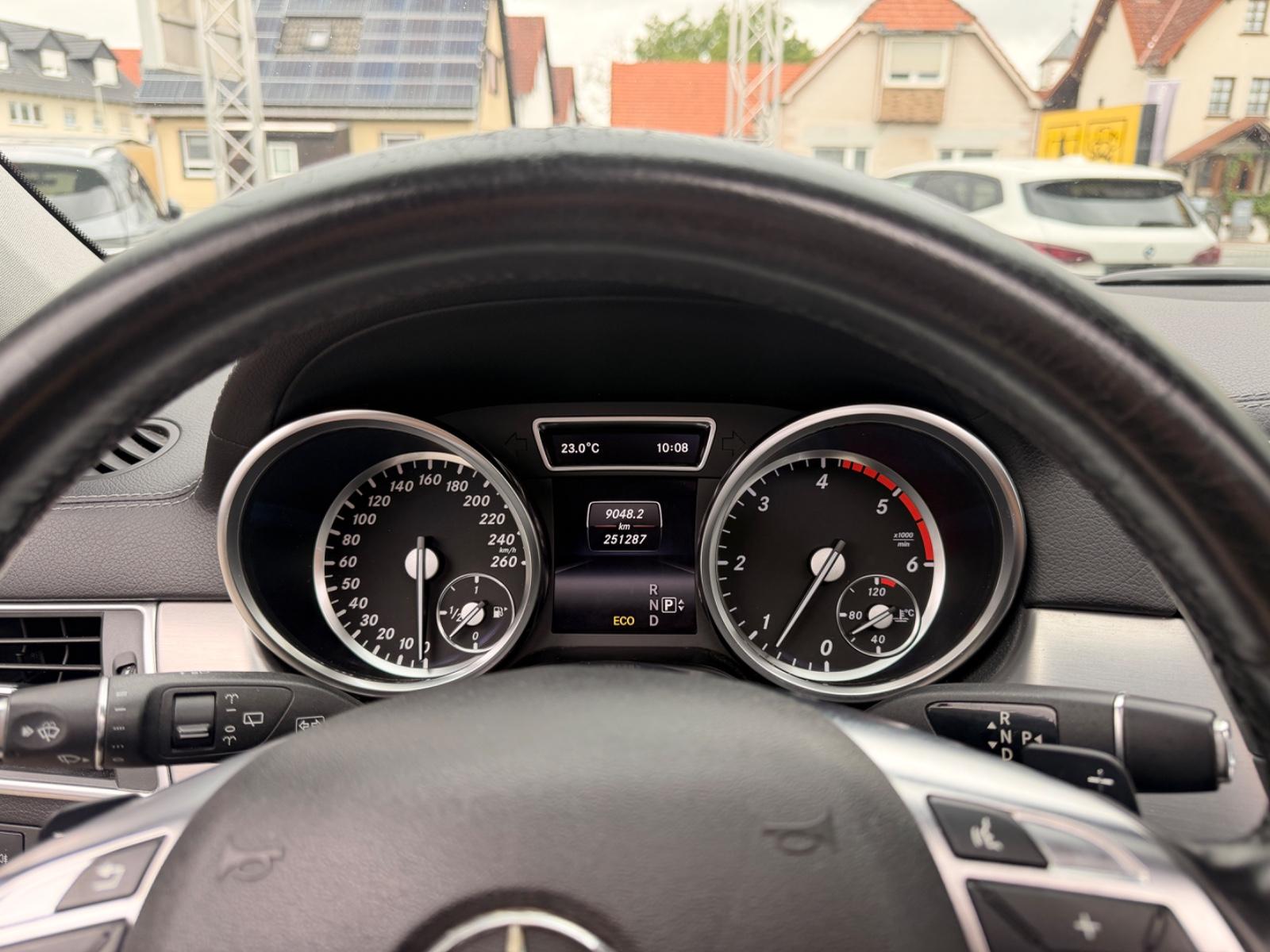 Mercedes-Benz ML 350 ML BlueTec 4Matic AMG*Pano.*AHK*