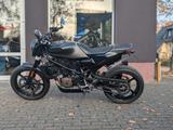 Husqvarna Svartpilen 701 + Akra - HUSQVARNA SVARTPILEN 701
