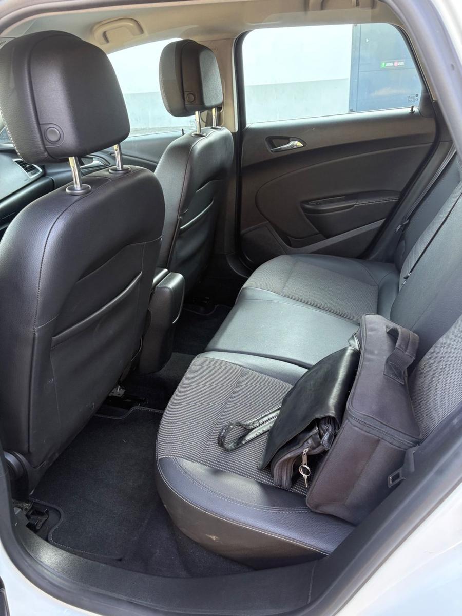 Opel Astra 2015 — photo 12