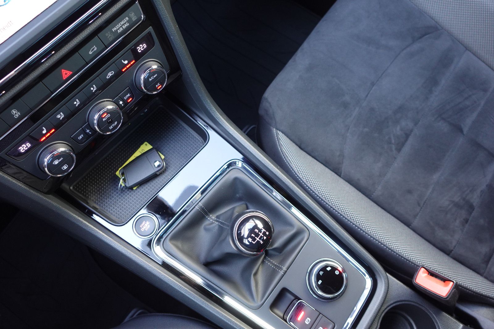 Fahrzeugabbildung SEAT Ateca 1.4TSI Xcellence AHK,Navi,SHZ,Kamera,LED