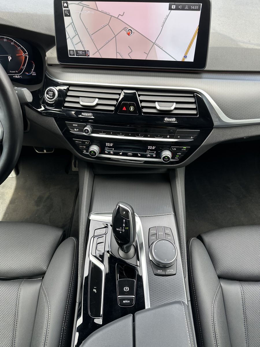 Fahrzeugabbildung BMW 520d M-Sport NAV+LED+ACC+SHZ+VCOCK+LEDER+KEYLESS