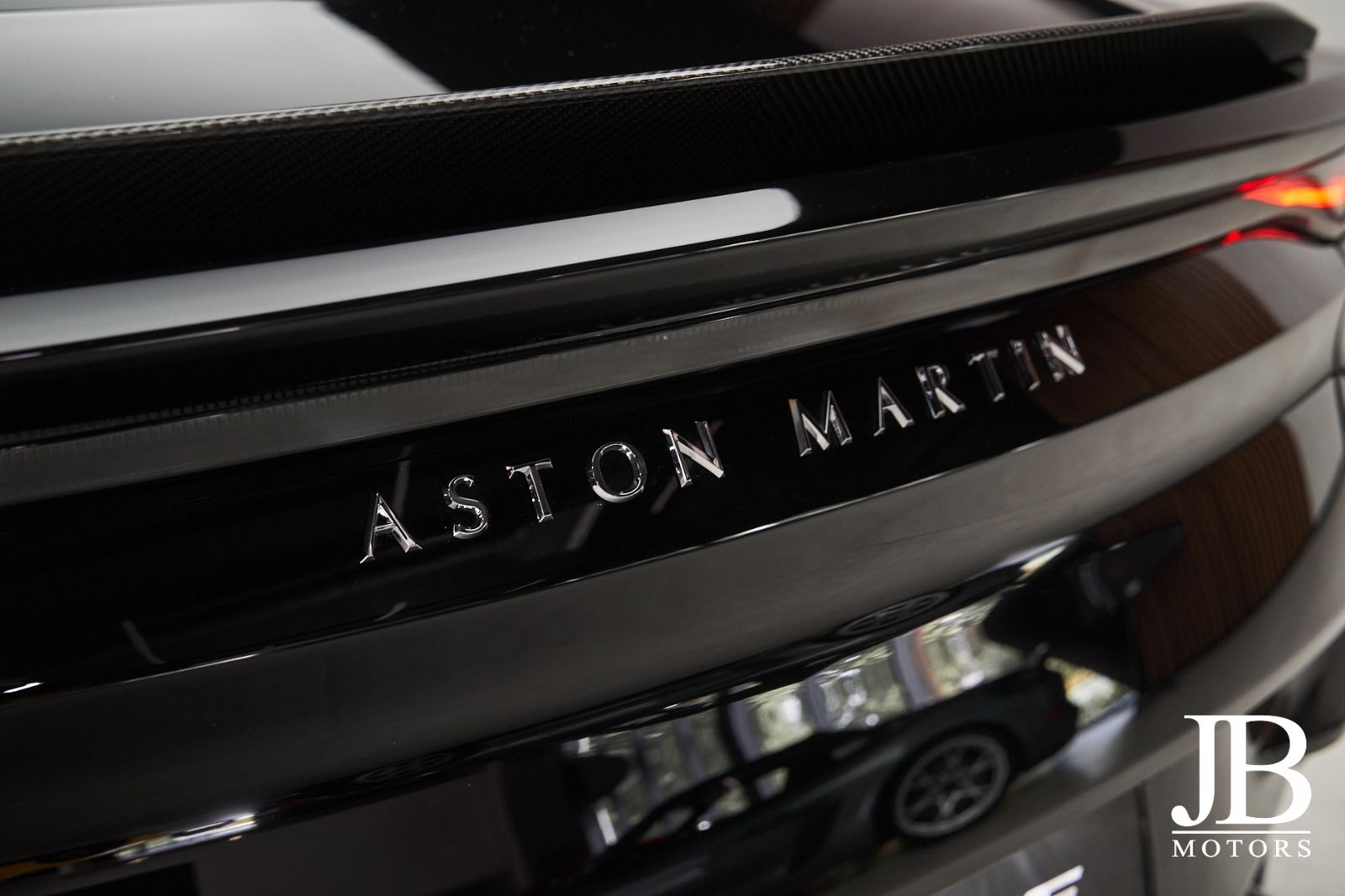 Fahrzeugabbildung Aston Martin DBS V12 770 Ultimate Carbon Performance Seats