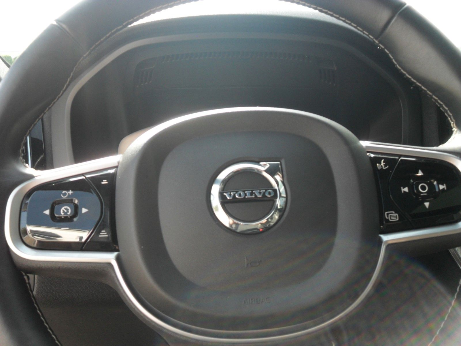 Fahrzeugabbildung Volvo XC 60 B5 R Design AWD | HeadUp |Bowers&Wilkins