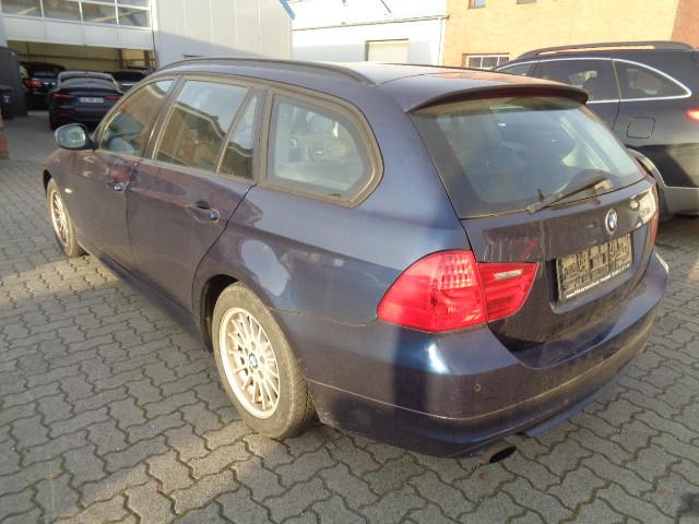 BMW 318 2011 — interior