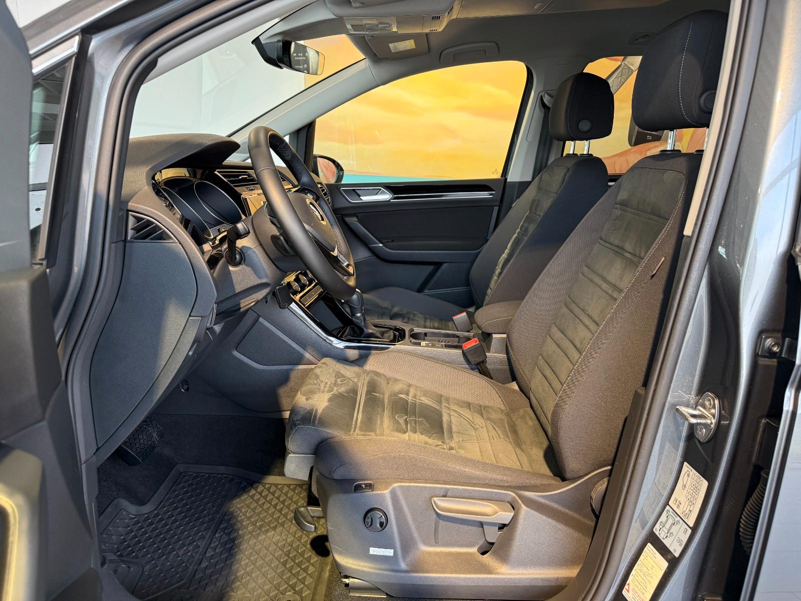 Volkswagen Touran Highline BMT DSG ACC+NAVI+SPUR+PDC+SITZHZ