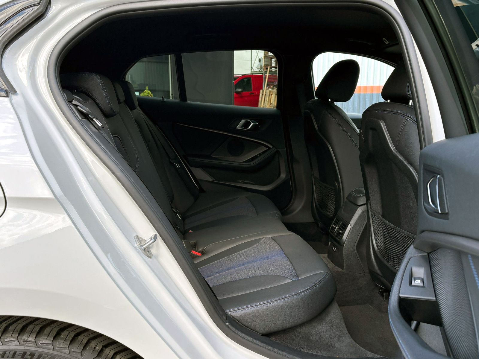 Fahrzeugabbildung BMW 120i M-Sport Steptronic LED TEMP PDC SHZ NAV BT