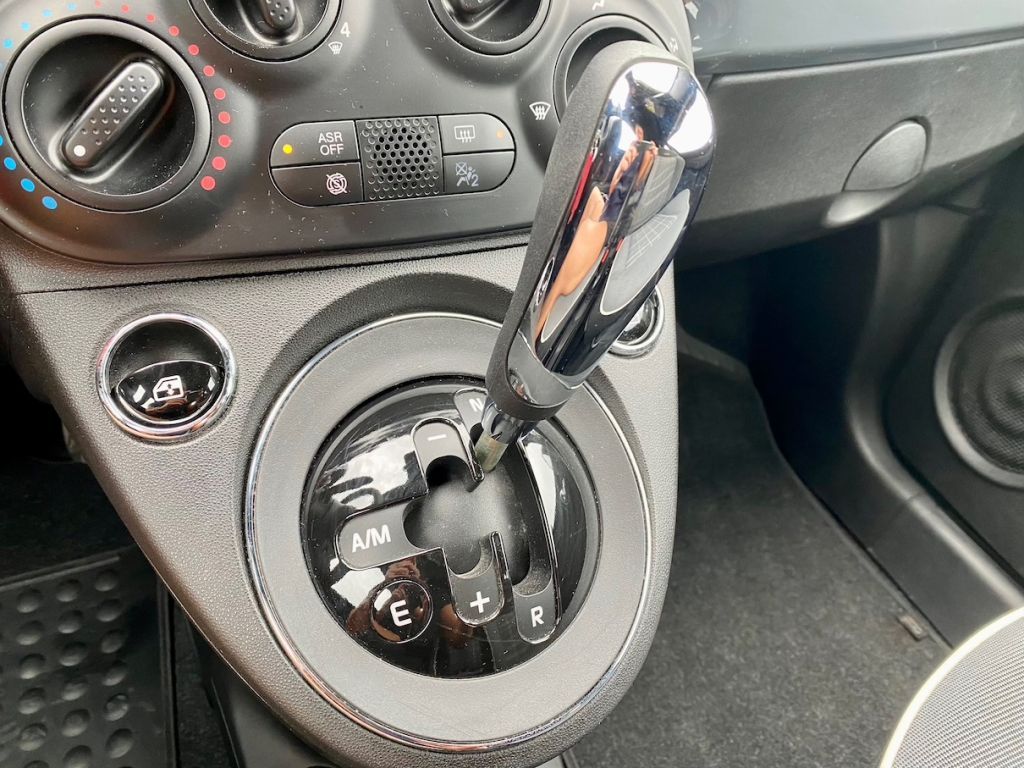 Fahrzeugabbildung Fiat 500 C 1.2 Dualogic Lounge PDC KLIMA ALU CARPLAY