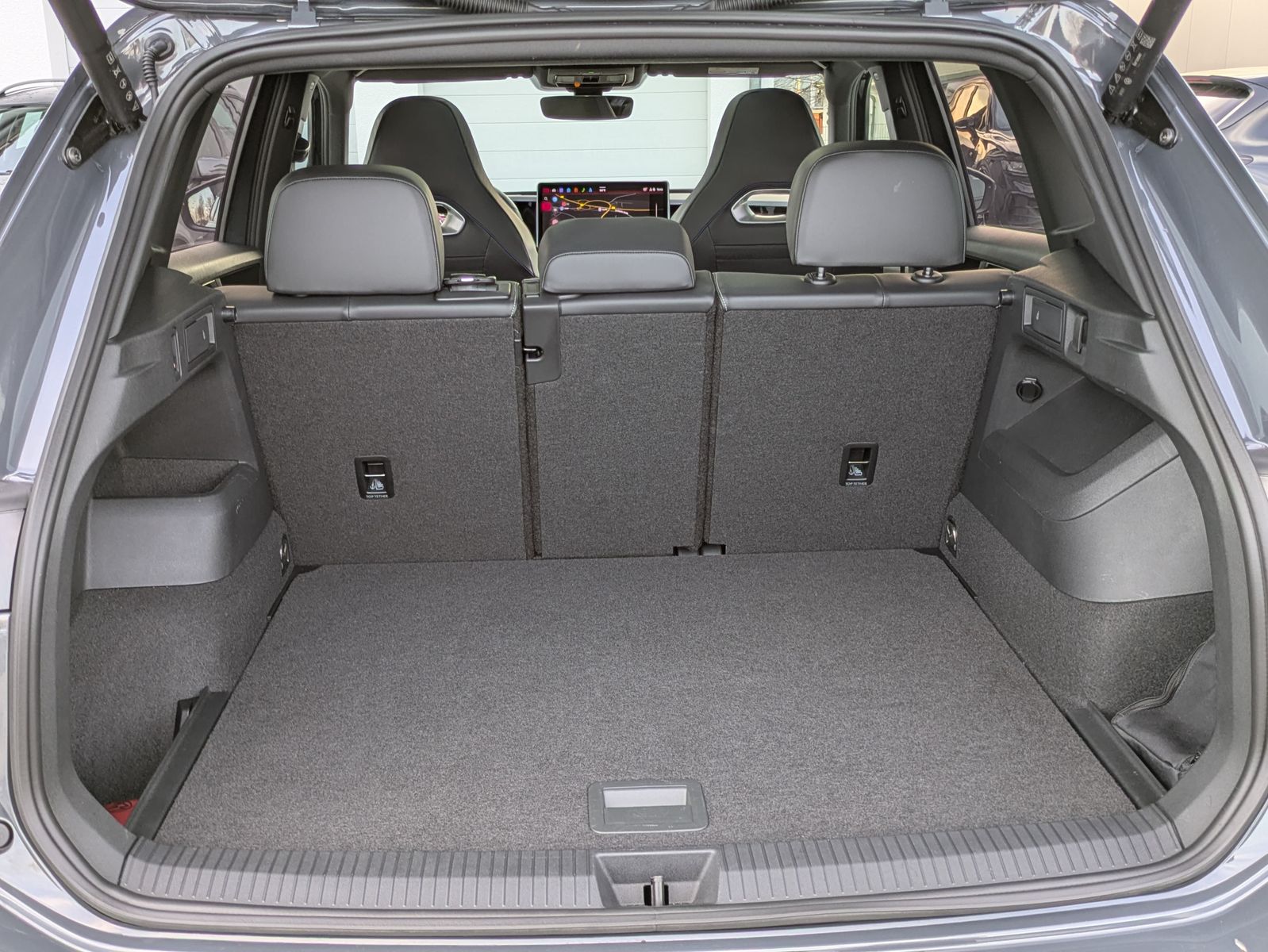 Fahrzeugabbildung Volkswagen Tiguan 2.0 TDI 4M R-Line BLACK*PAN*HK*AHK*MATRIX