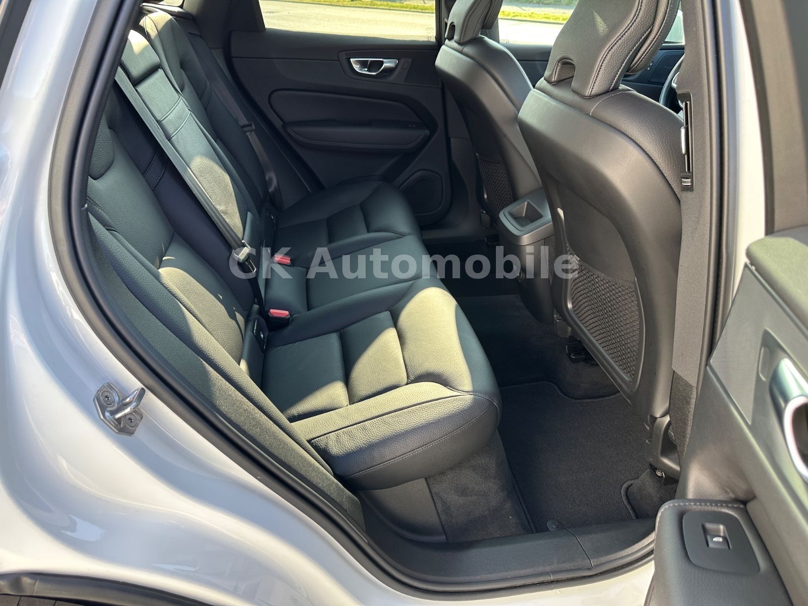 Fahrzeugabbildung Volvo XC60 B4 Momentum Pro AWD/Navi/Leder/Pano/LED/Kam
