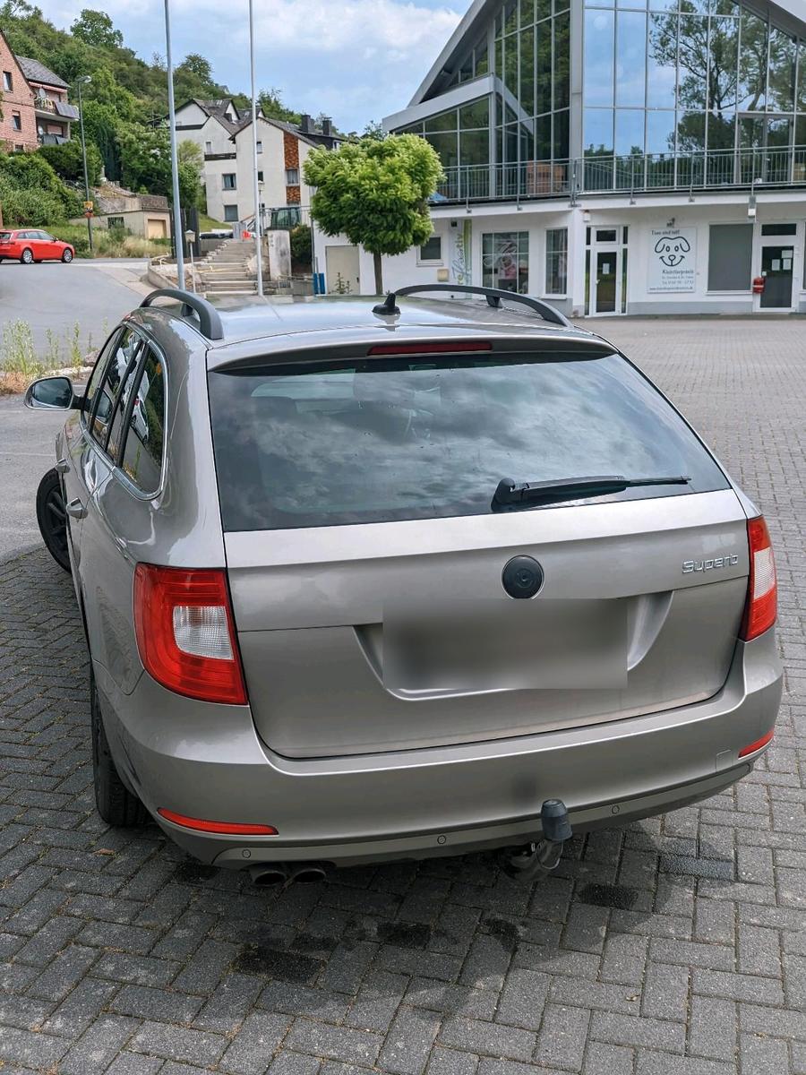 Skoda Superb 2012 — rear view
