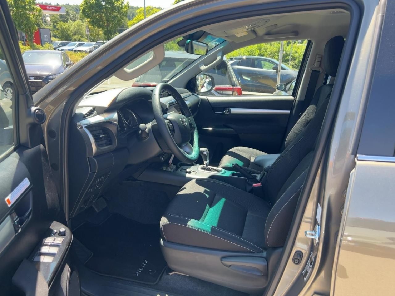 Fahrzeugabbildung Toyota Hilux Double Cab Comfort 2.8 4x4 inkl. AHK