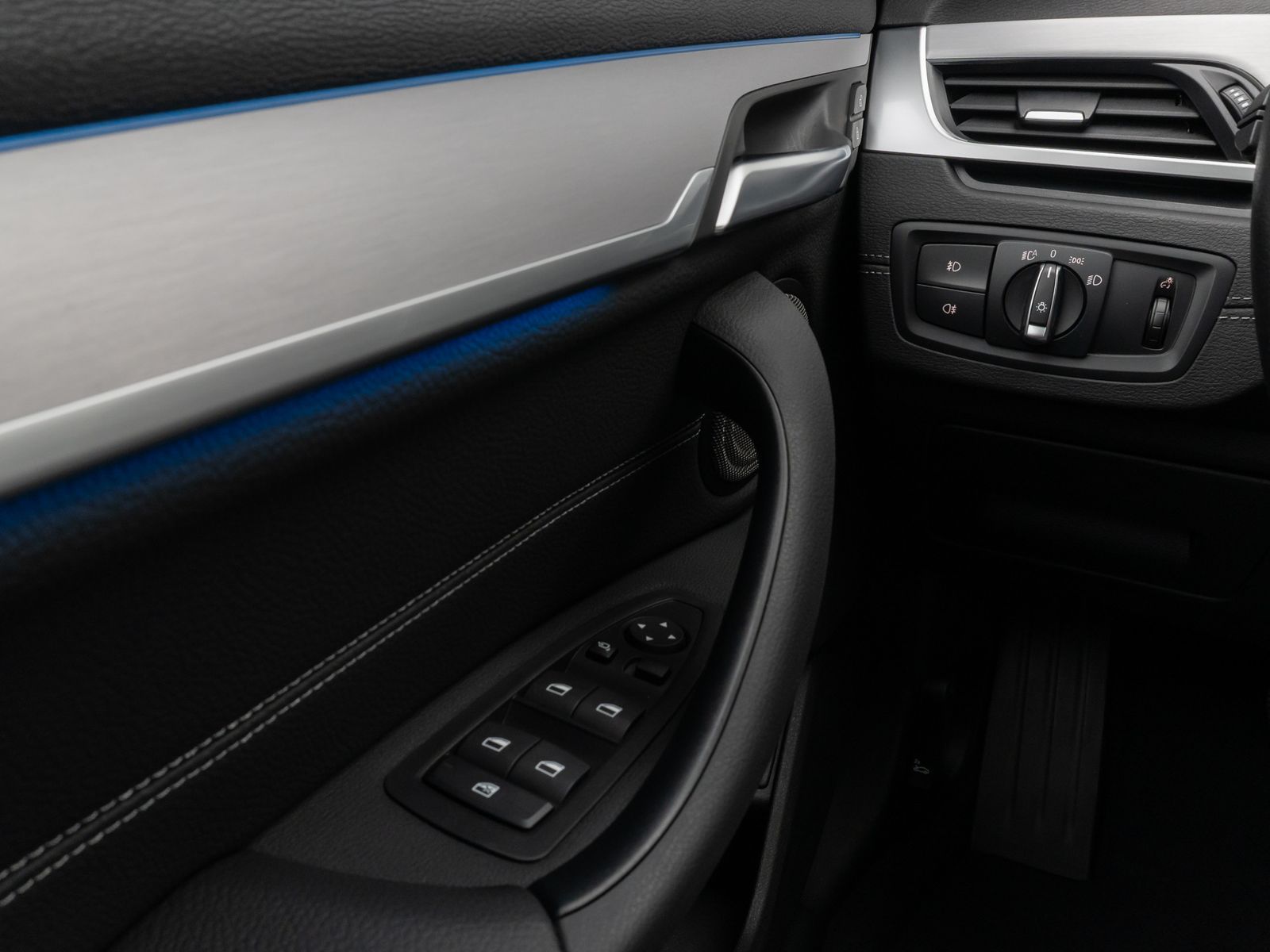 Fahrzeugabbildung BMW X1 xD25e xLine Panorama Kamera HUD DAB H/K AHK