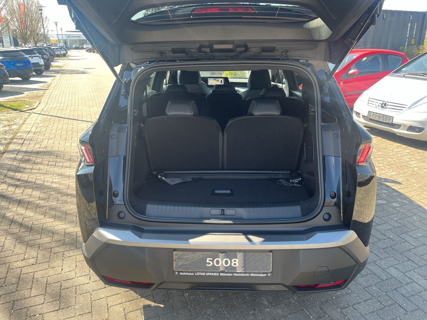 Fahrzeugabbildung Peugeot 5008 Allure HYBRID 145 Navi LED ACC CarPlay