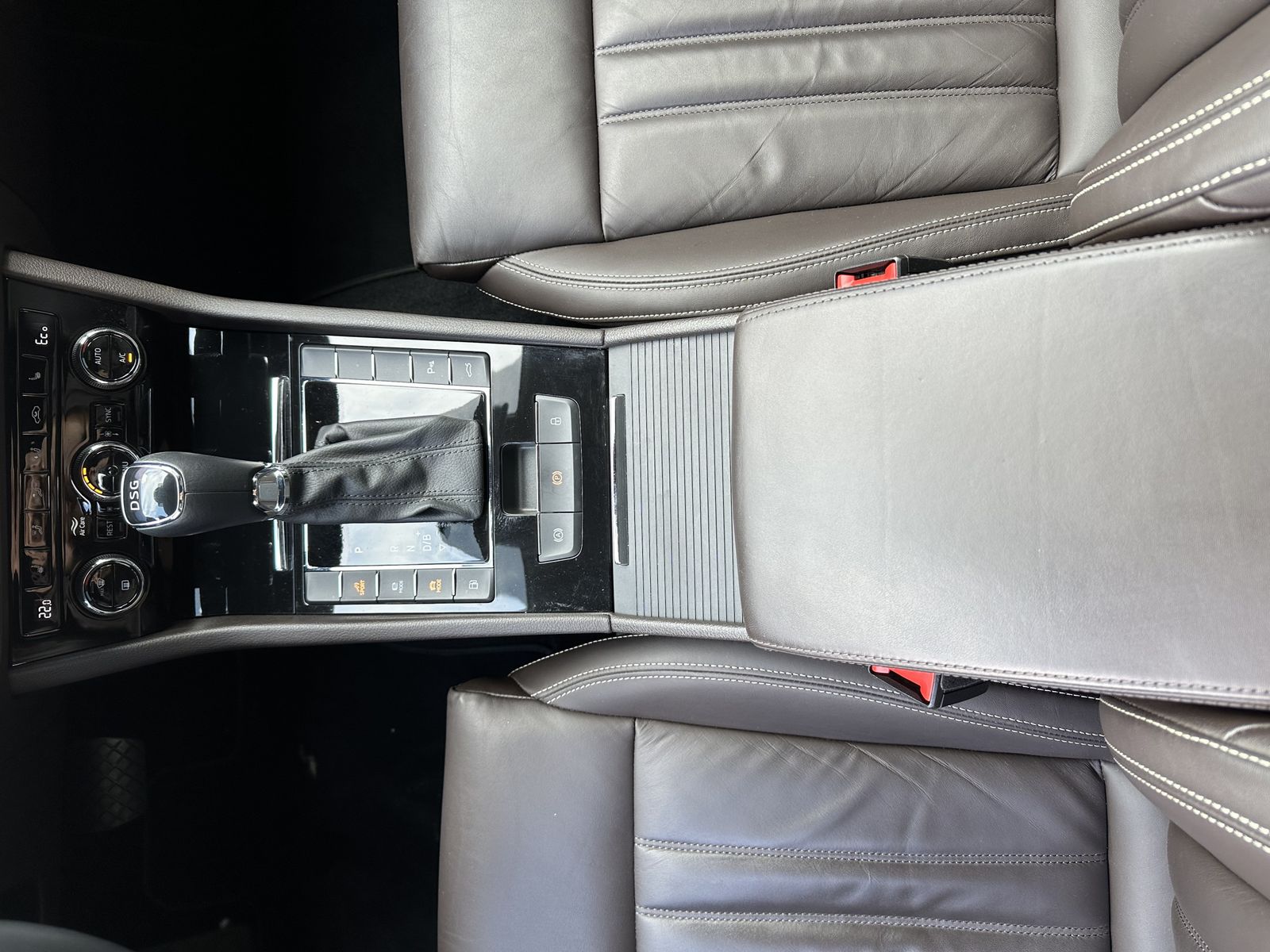 Fahrzeugabbildung SKODA Superb Combi 1.4 TSI iV DSG L&K NAV+MATRIX+VCOCK