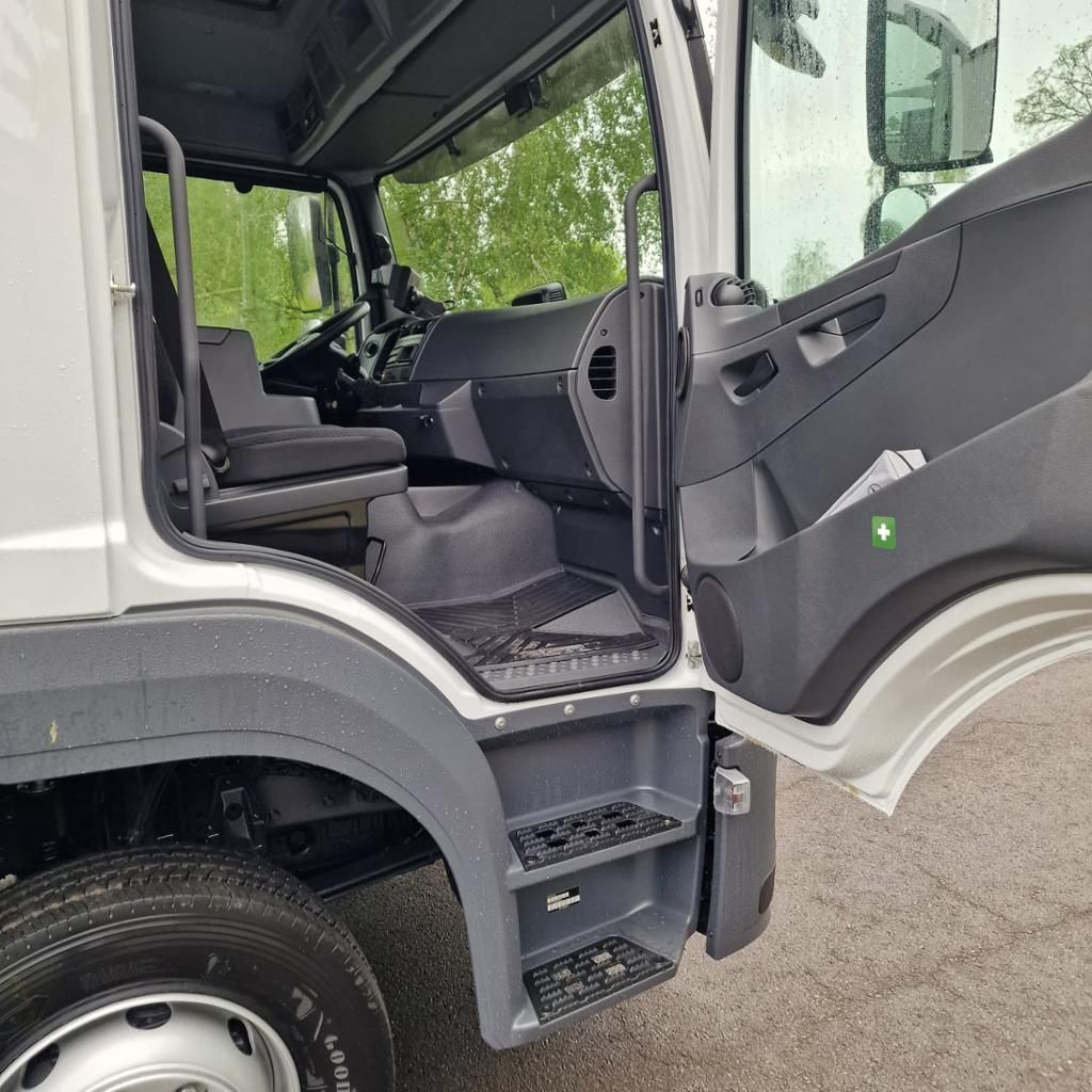 Fahrzeugabbildung Mercedes-Benz Atego 1224 L Junge Koffer mit LBW 1500 kg