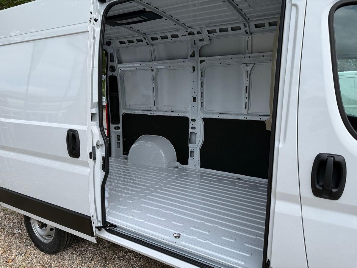 Fahrzeugabbildung Opel Movano 33 L2H2 140 Kastenwagen