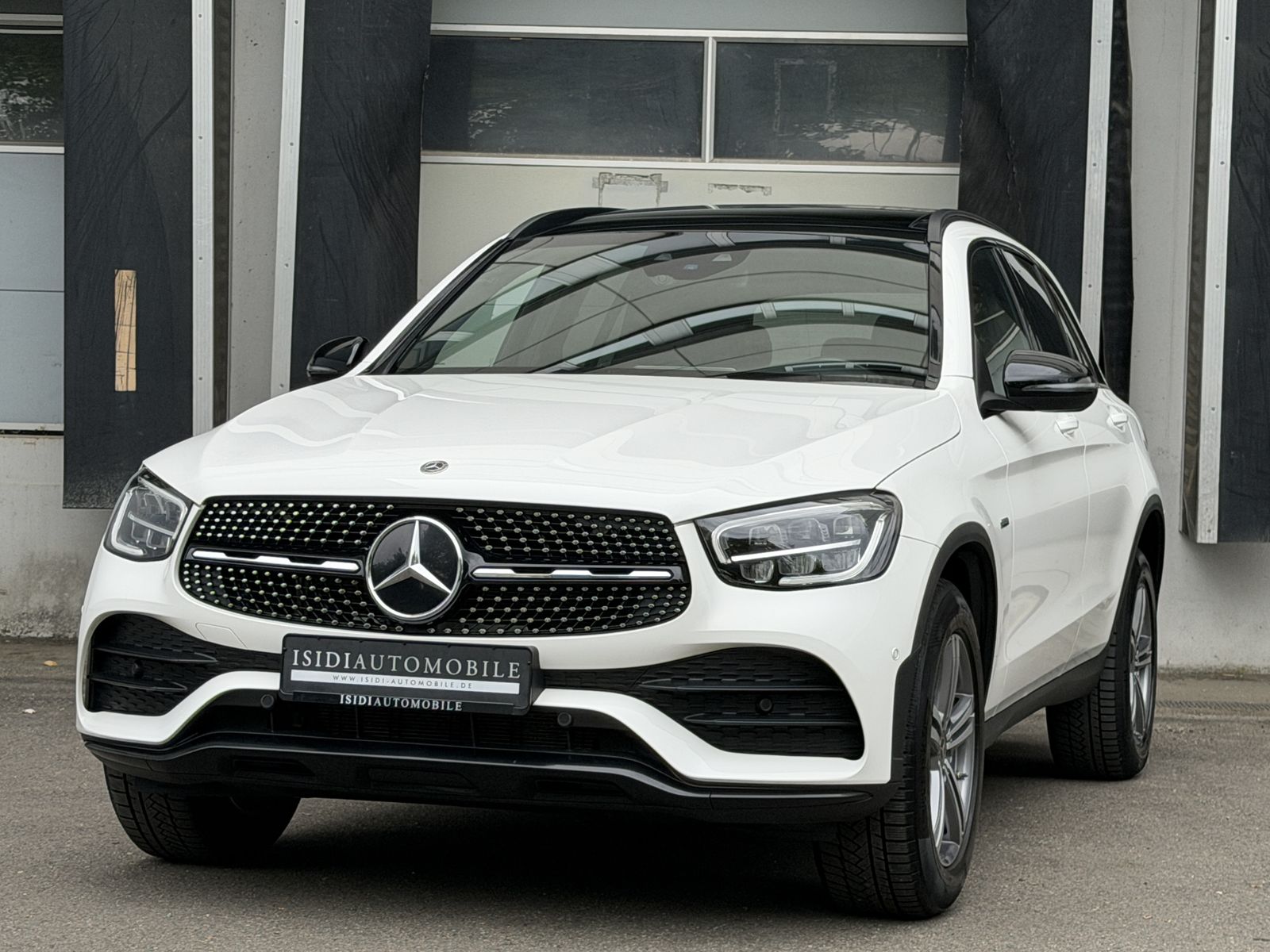 MERCEDES-BENZ GLC 300 e 4M AMG Night LED Pano MBUX Rü-Kamera 