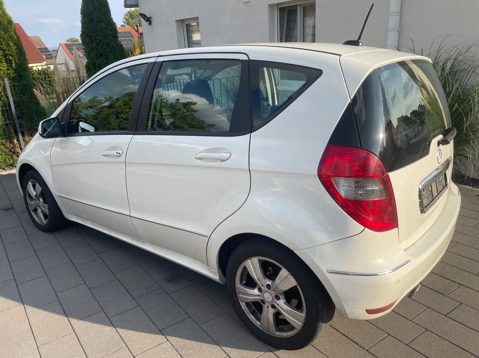 Mercedes-Benz A200 2010 — салон