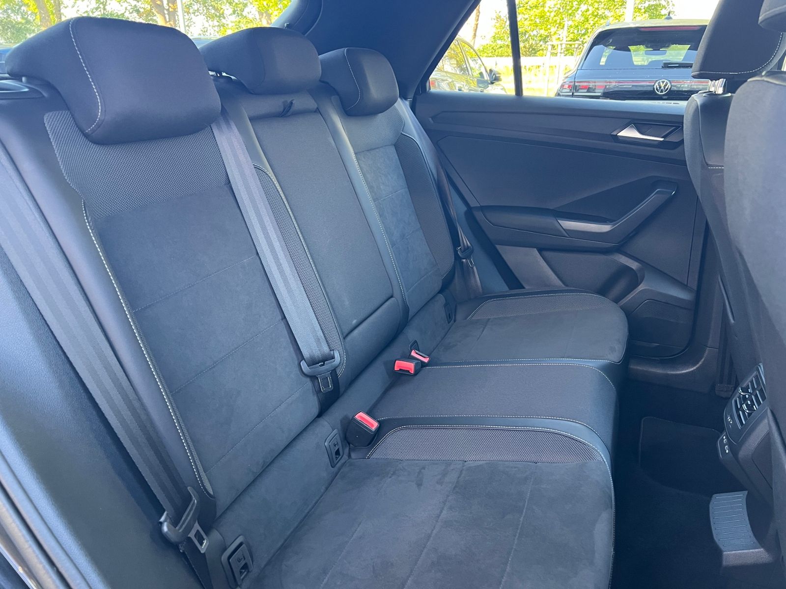 Fahrzeugabbildung Volkswagen T-Roc R-Line 1.5 TSI DSG *AHK, LED, Navi, Kamera