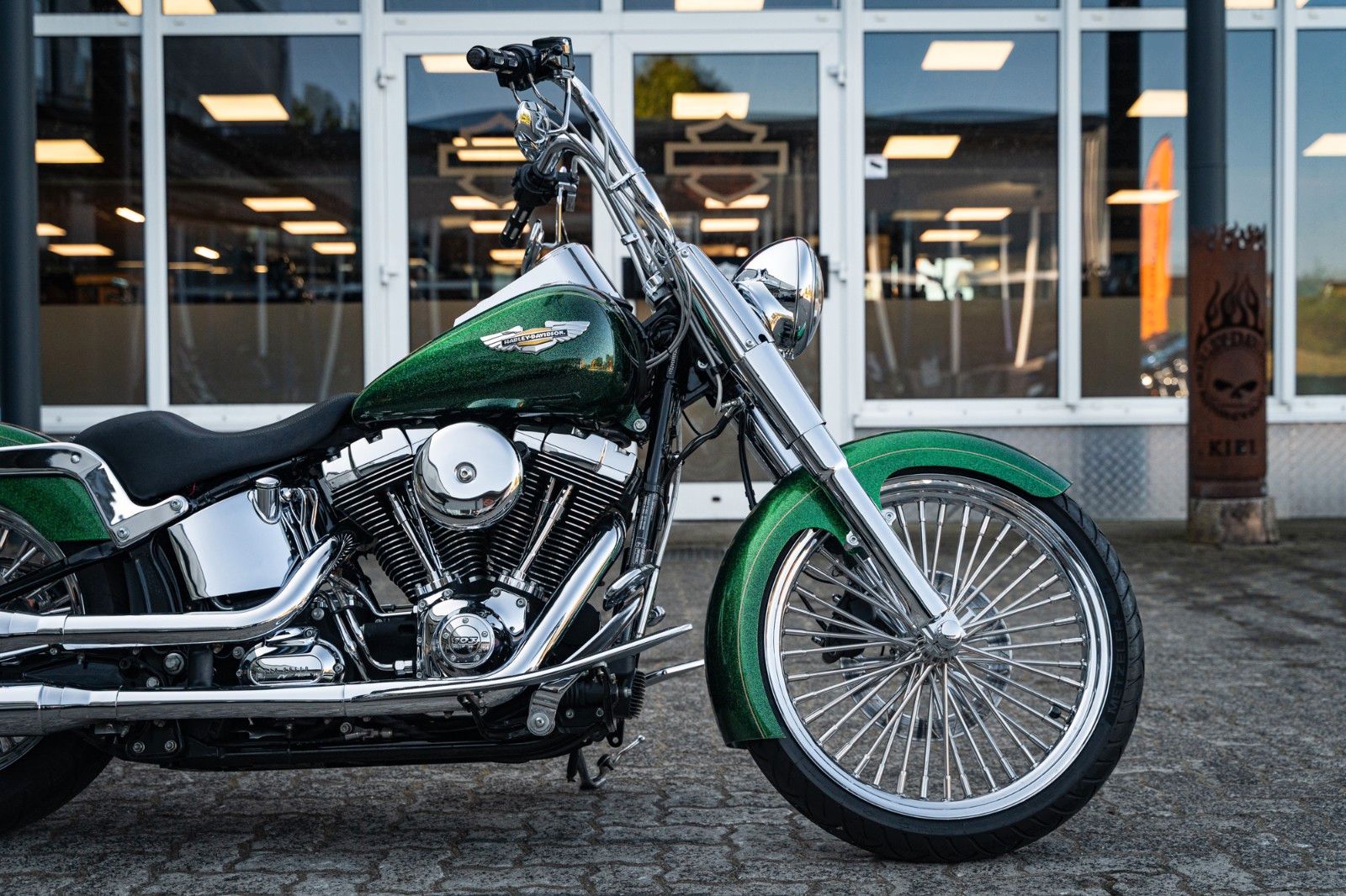 Fahrzeugabbildung Harley-Davidson FLSTN Softail Deluxe 103 - Chicano Candy Green