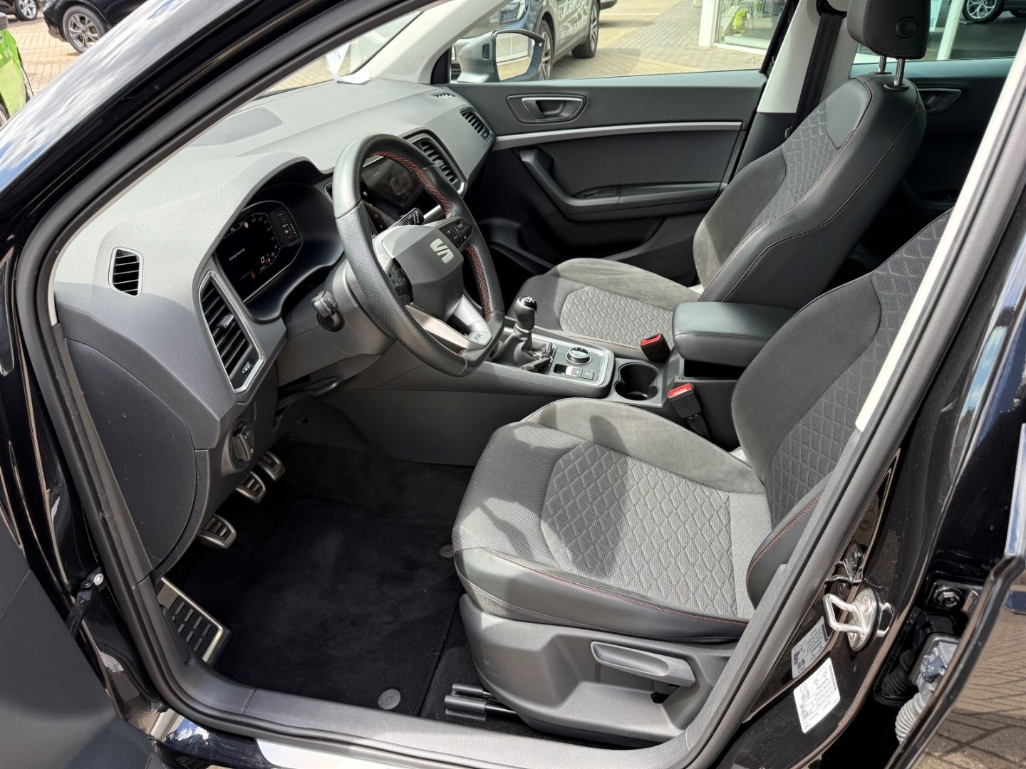 Fahrzeugabbildung SEAT Ateca 1,5 TSI FR LED AHK Navi RFK GJR TWA VZE Te