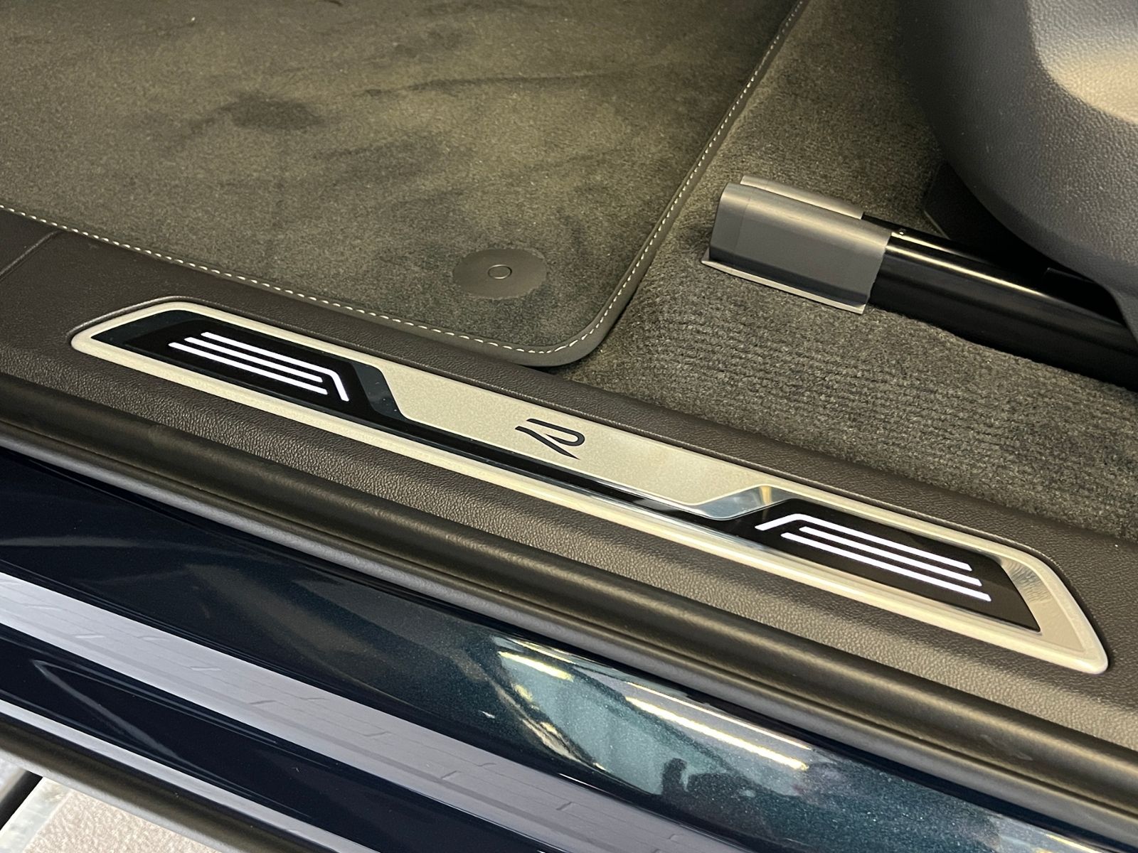 Fahrzeugabbildung Volkswagen Touareg R-Line 3.0 V6 TDI 4MOTION *AHK,LED,Luftf