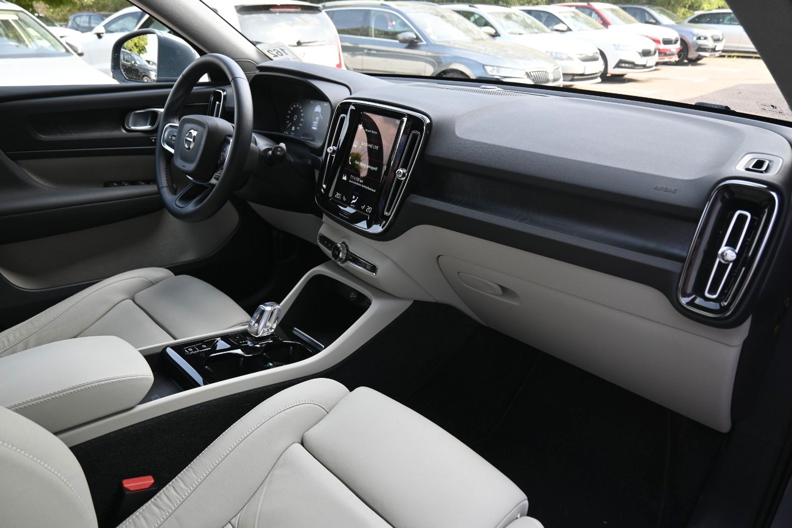 Fahrzeugabbildung Volvo XC40 T5 Recharge Plug-In Hybrid Plus Bright