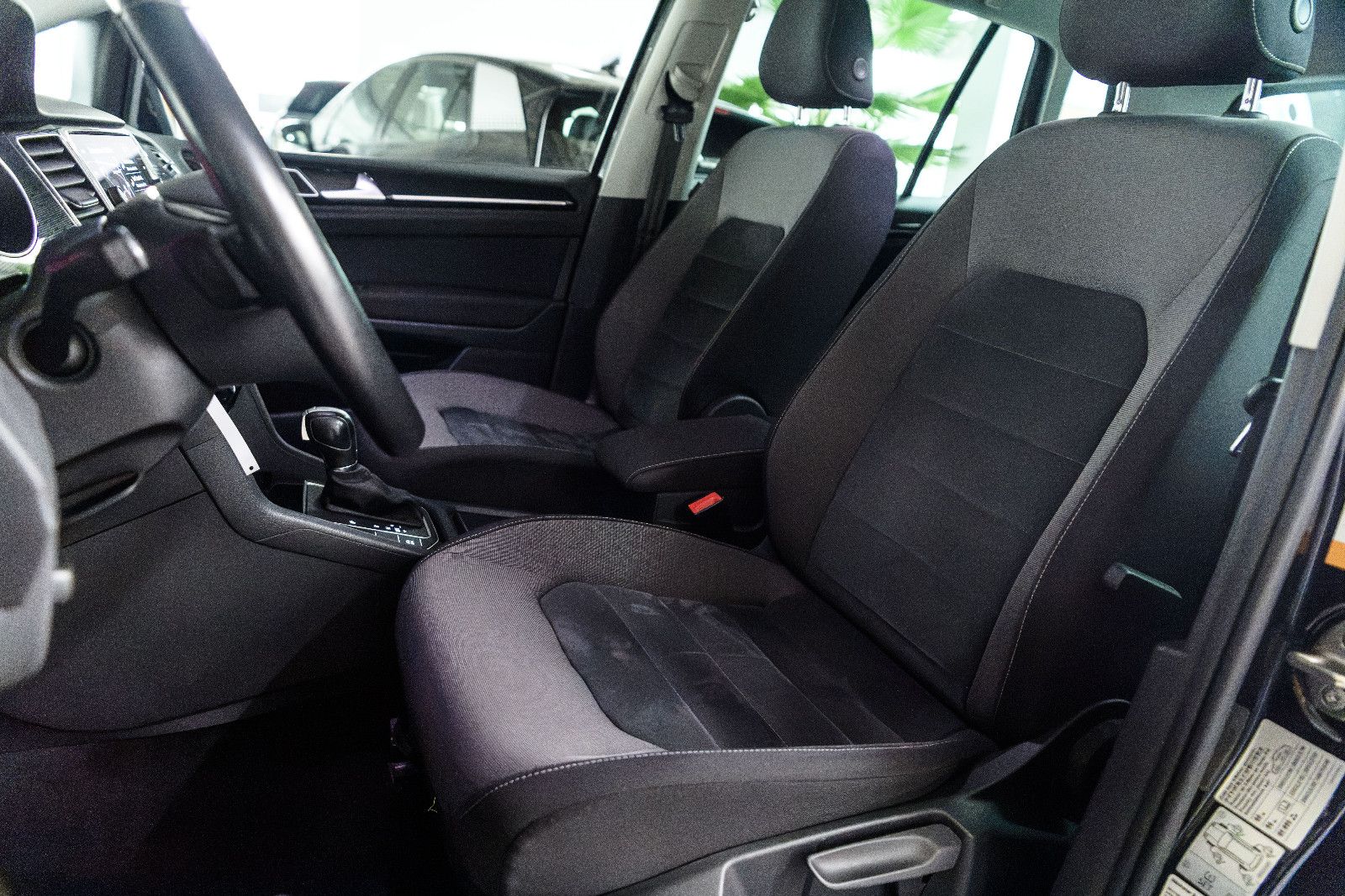 Fahrzeugabbildung Volkswagen Golf Sportsvan VII Highl+AHK+LED+GRA+SHZ+ALUFELG