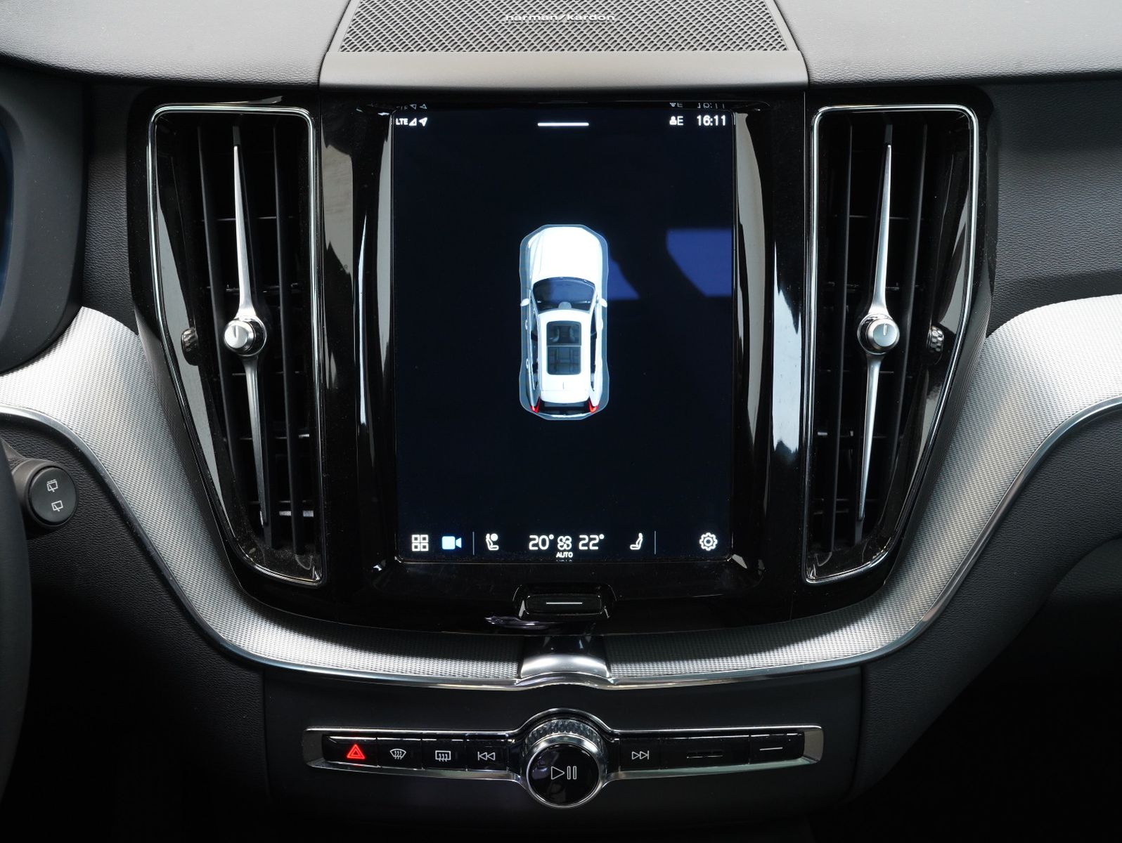 Fahrzeugabbildung Volvo XC60 B4 D AWD Plus Dark PANORAMA/LED/ACC/AHK