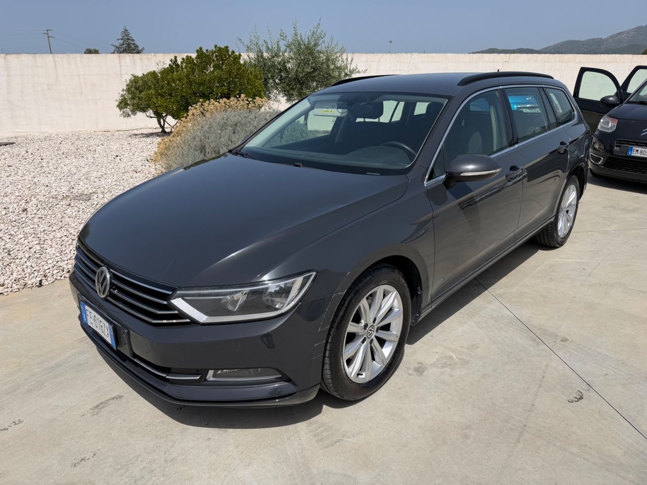 Volkswagen Passat - 1