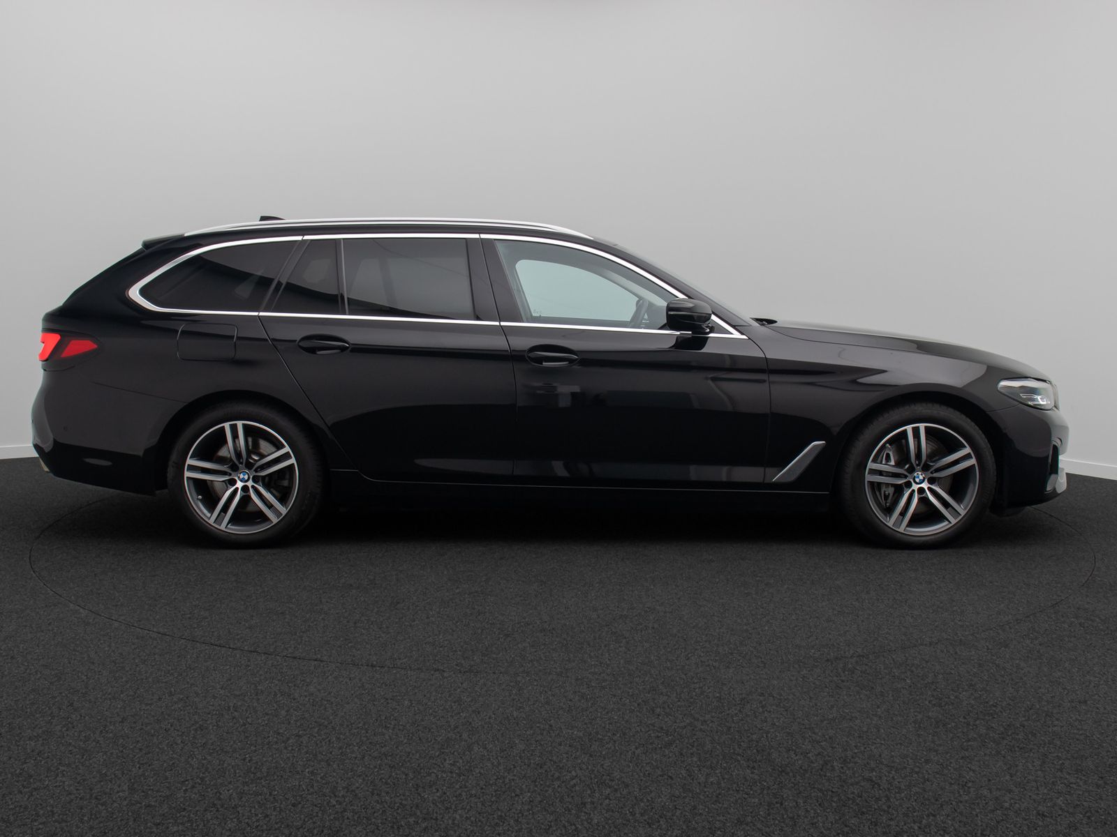 Fahrzeugabbildung BMW 530d xD ACC HUD DAB Kamera AHK Alarm H/K Sport