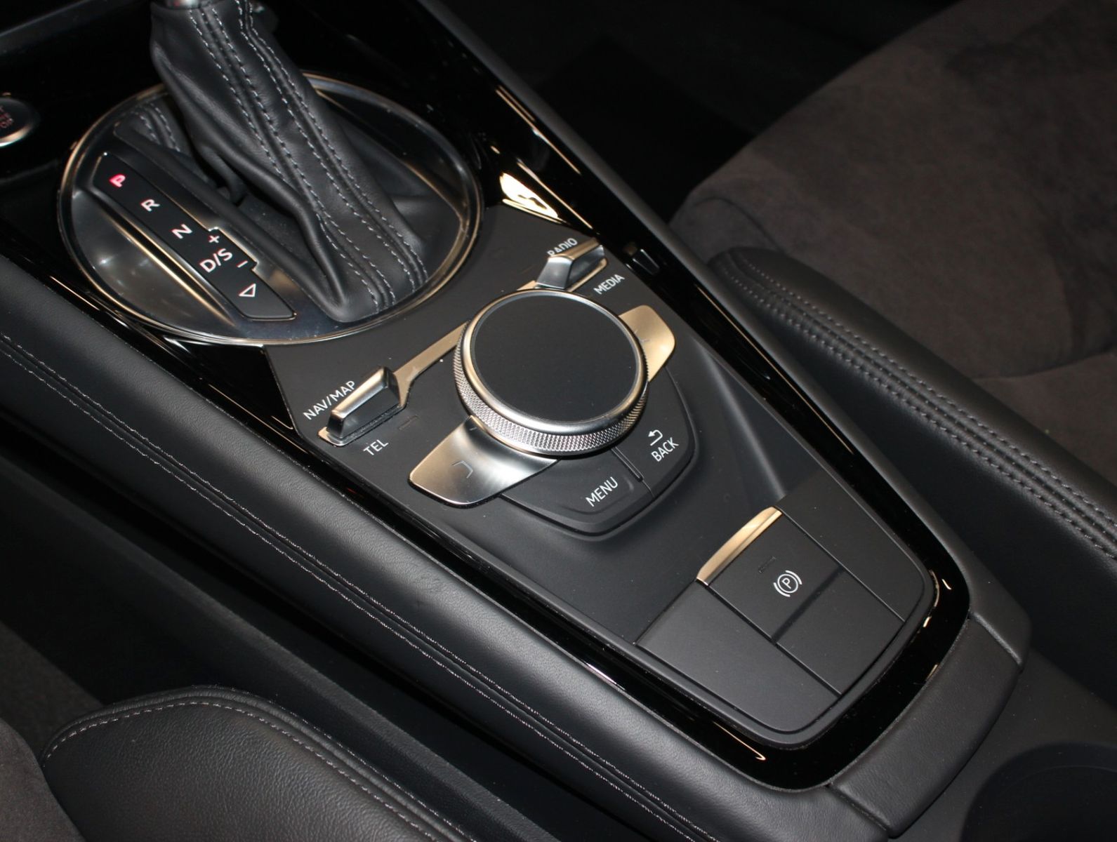 Fahrzeugabbildung Audi TT 1.8 TFSI Coupe S-Tronic S-Line Selection Plus