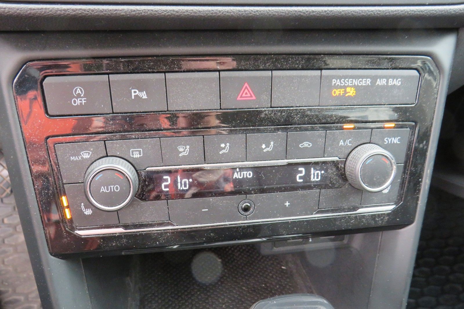 Fahrzeugabbildung Volkswagen T-Cross Life DSG PDC TELVOR SITZH. 1H.