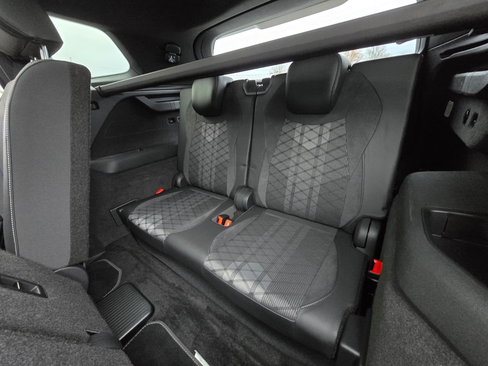 Fahrzeugabbildung Volkswagen Tayron 2.0 TDI 4M R-Line BLACK*7Si*MATRIX*PANO