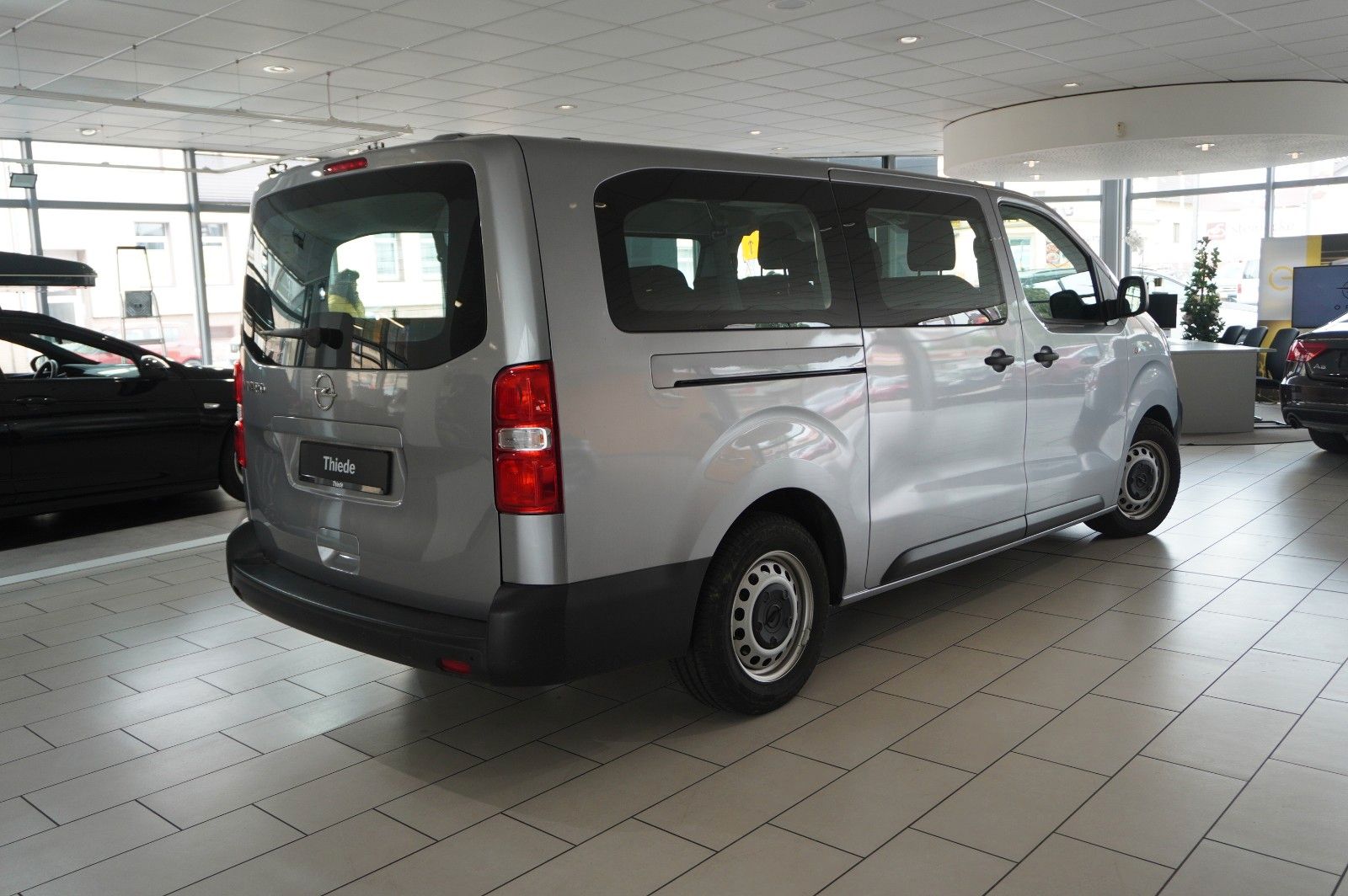 Fahrzeugabbildung Opel Vivaro C Kombi 2.0D "L" 9-SITZER NAVI/TEMP./DAB+