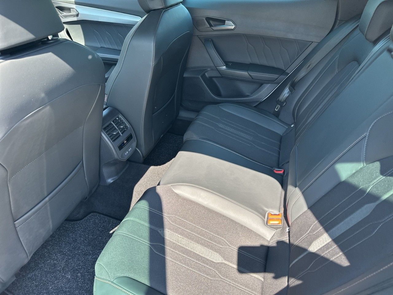 Fahrzeugabbildung CUPRA Formentor 1.5TSI 150 PS DSG*LED*19Zoll* - mit KI generiert/bearbeitet