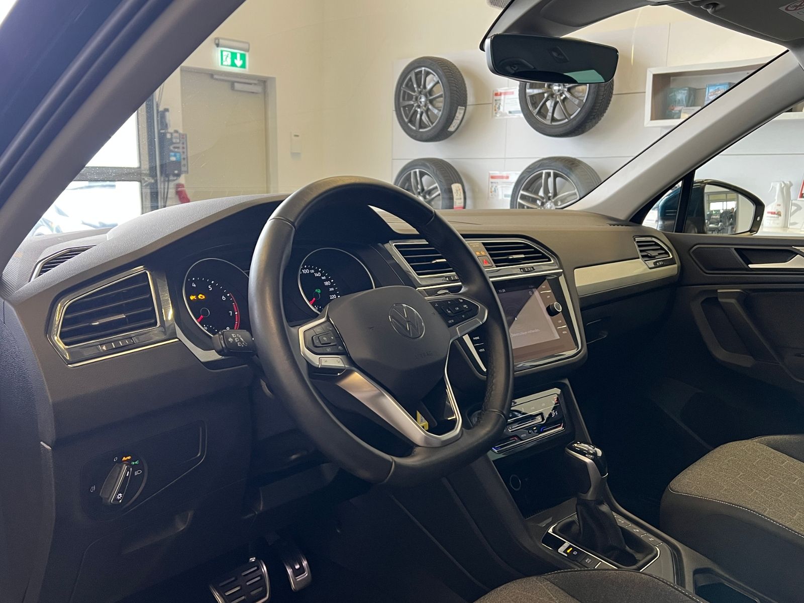 Fahrzeugabbildung Volkswagen Tiguan MOVE 1.5 TSI DSG *AHK, LED, Navi, 18"-LM*