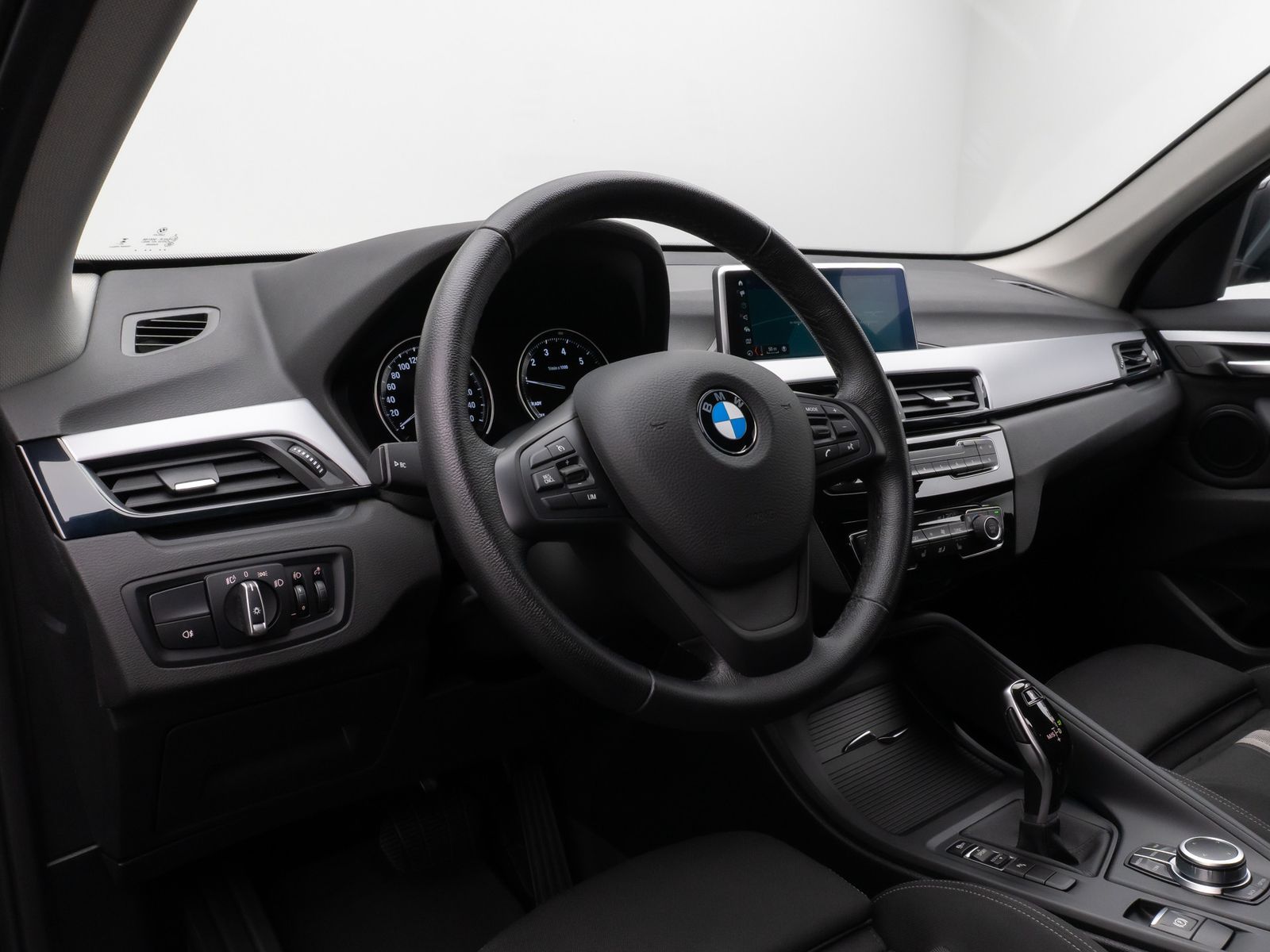 Fahrzeugabbildung BMW X1 sD18i Parkassistent DAB Sportsitz LED 18Zoll