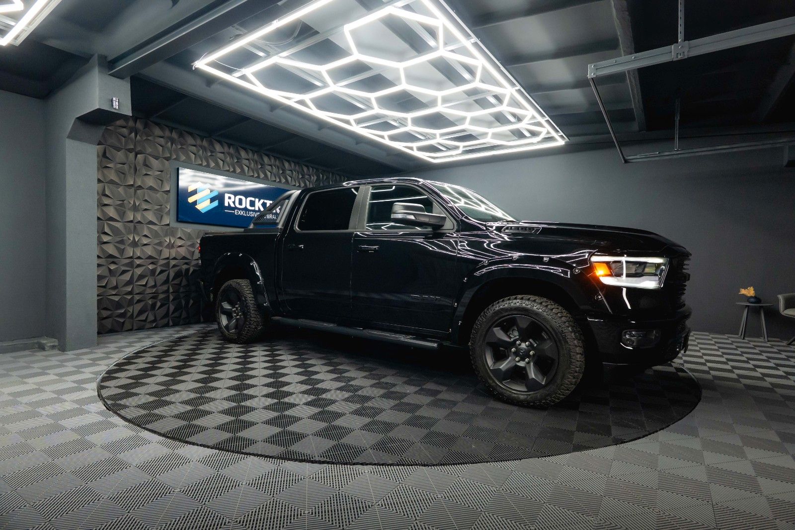 Fahrzeugabbildung Dodge RAM 5.7 V8 HEMI 4x4 Offroad Night-Paket LED 19%