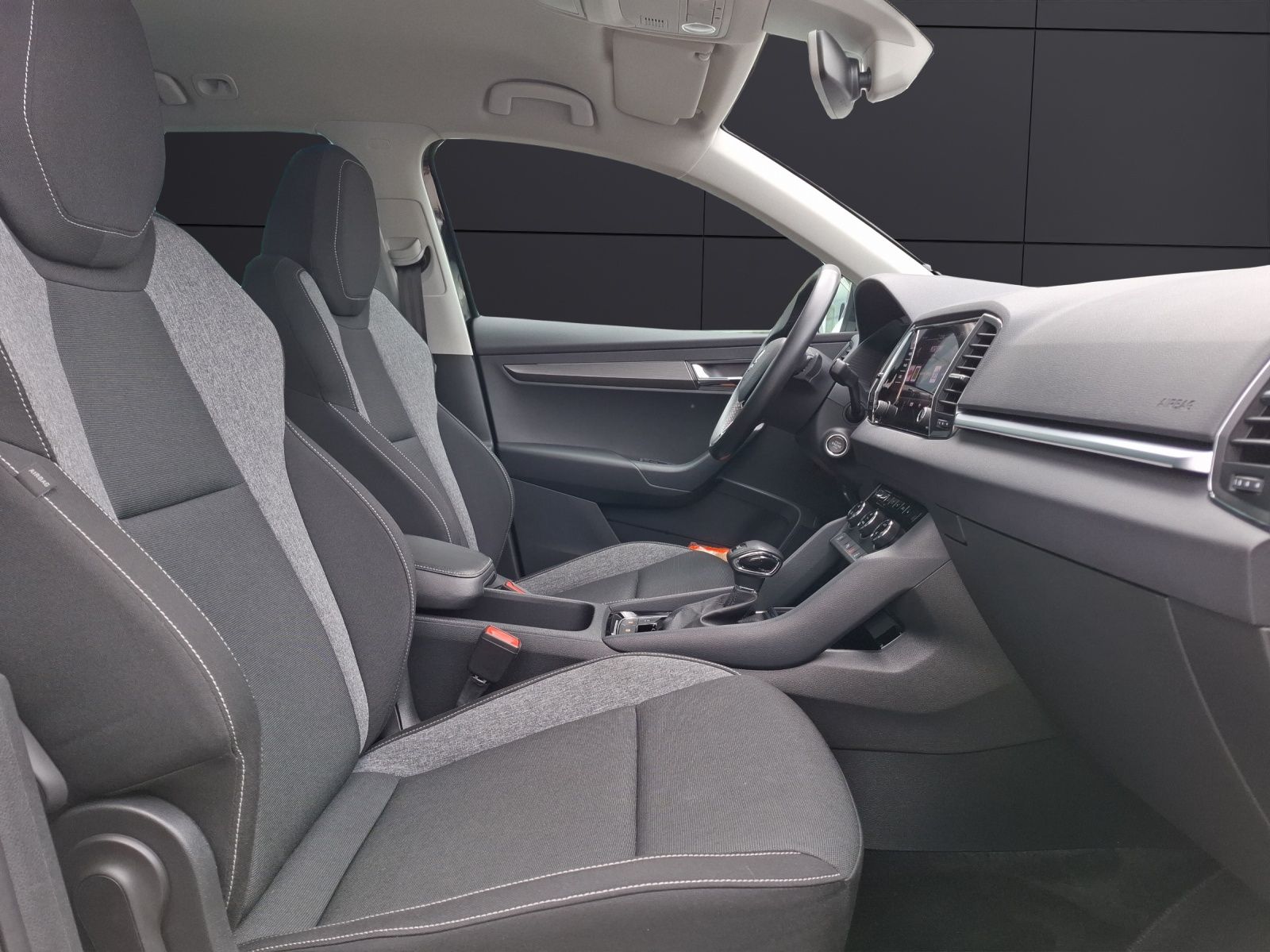 Fahrzeugabbildung SKODA Karoq TSI Drive-125 DSG LED Navi AID ACC RFK SH